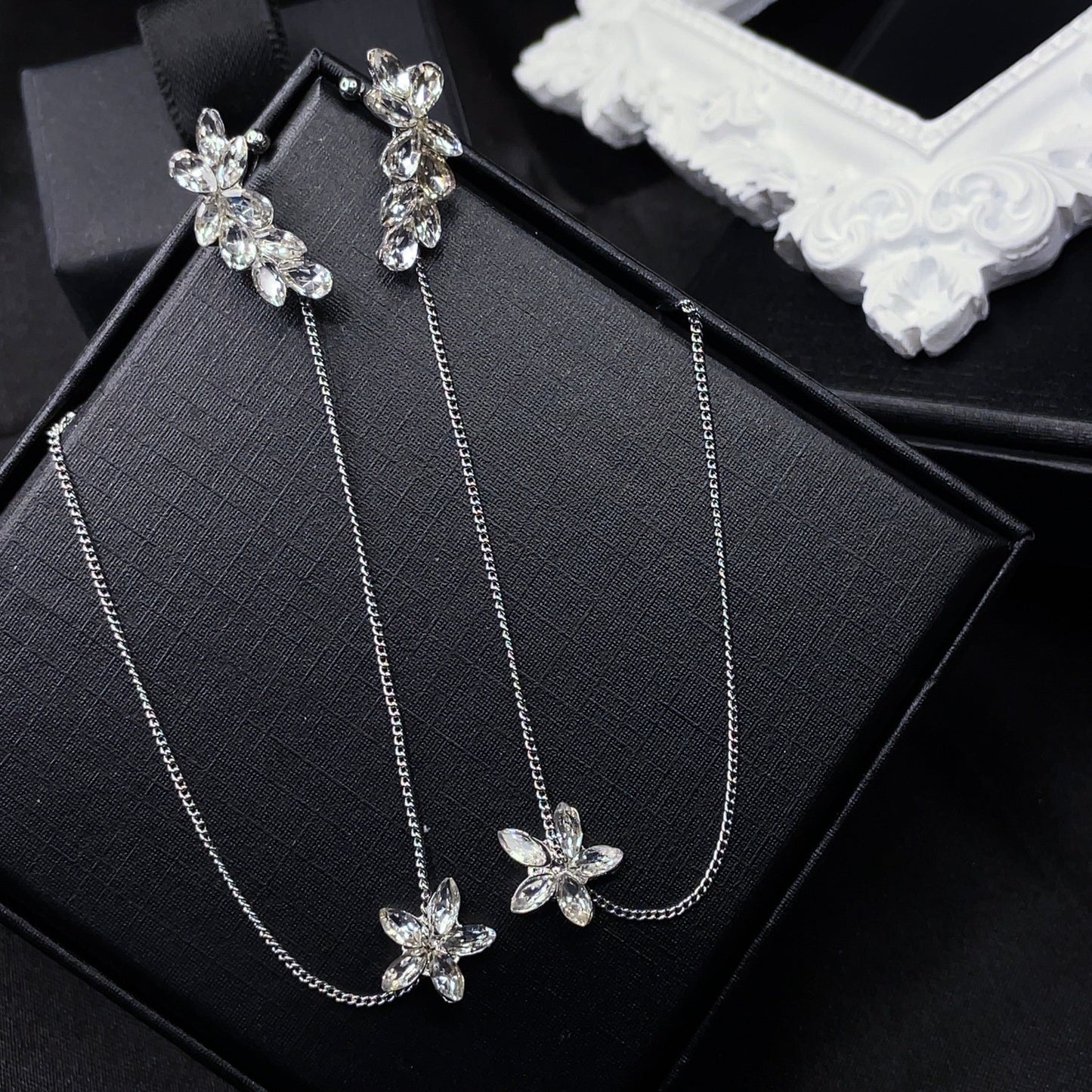 Kwiatowy nawlekacz kolczyków na ucho typu ear cuff