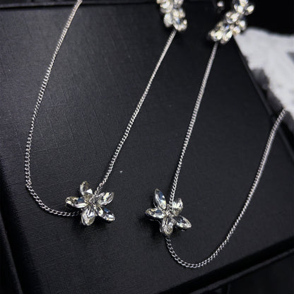 Kwiatowy nawlekacz kolczyków na ucho typu ear cuff