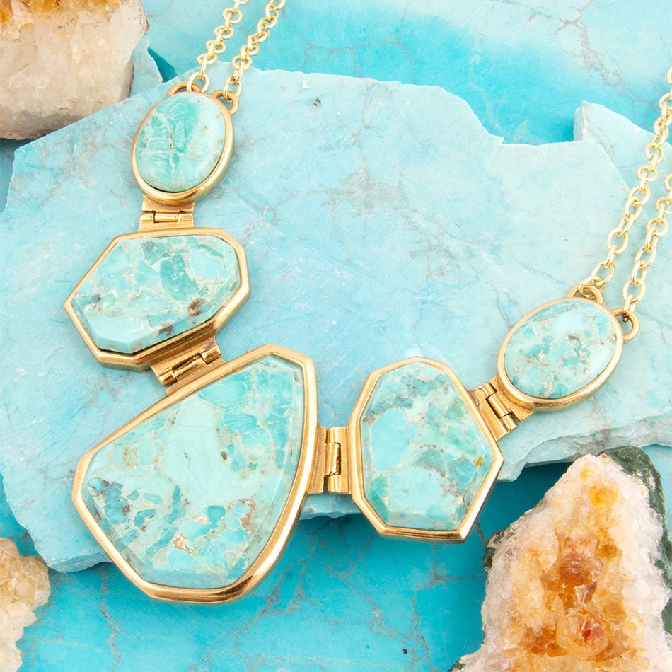 Plakken van blauwe turkoois gouden statement ketting