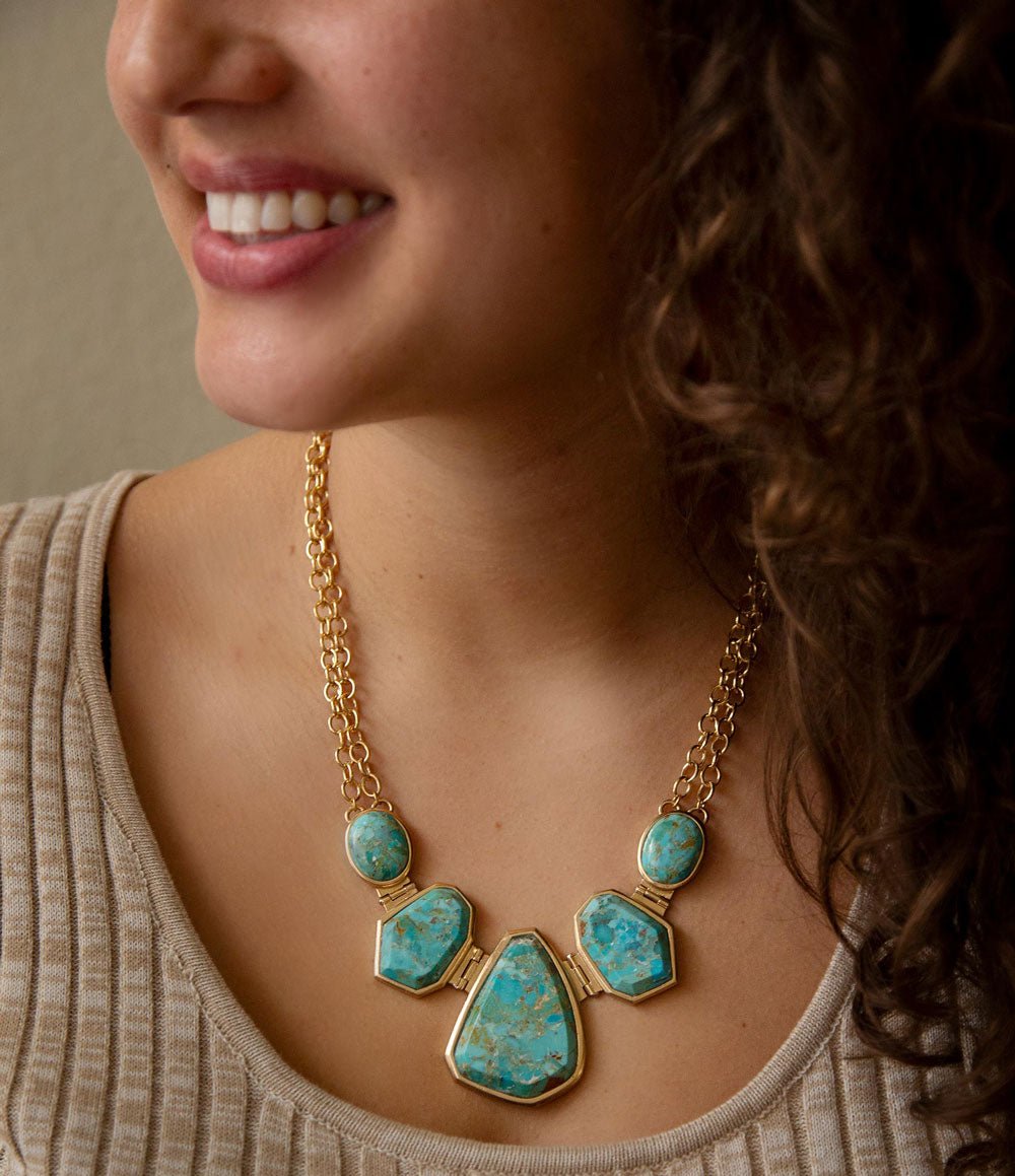 Plakken van blauwe turkoois gouden statement ketting