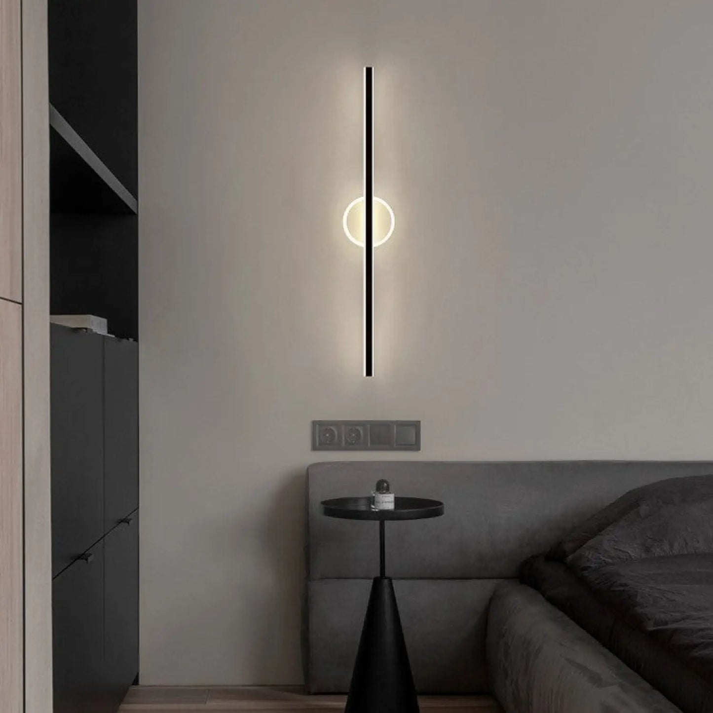 Snygg vägglampa med modernt ljus för sovrum och mysig atmosfär