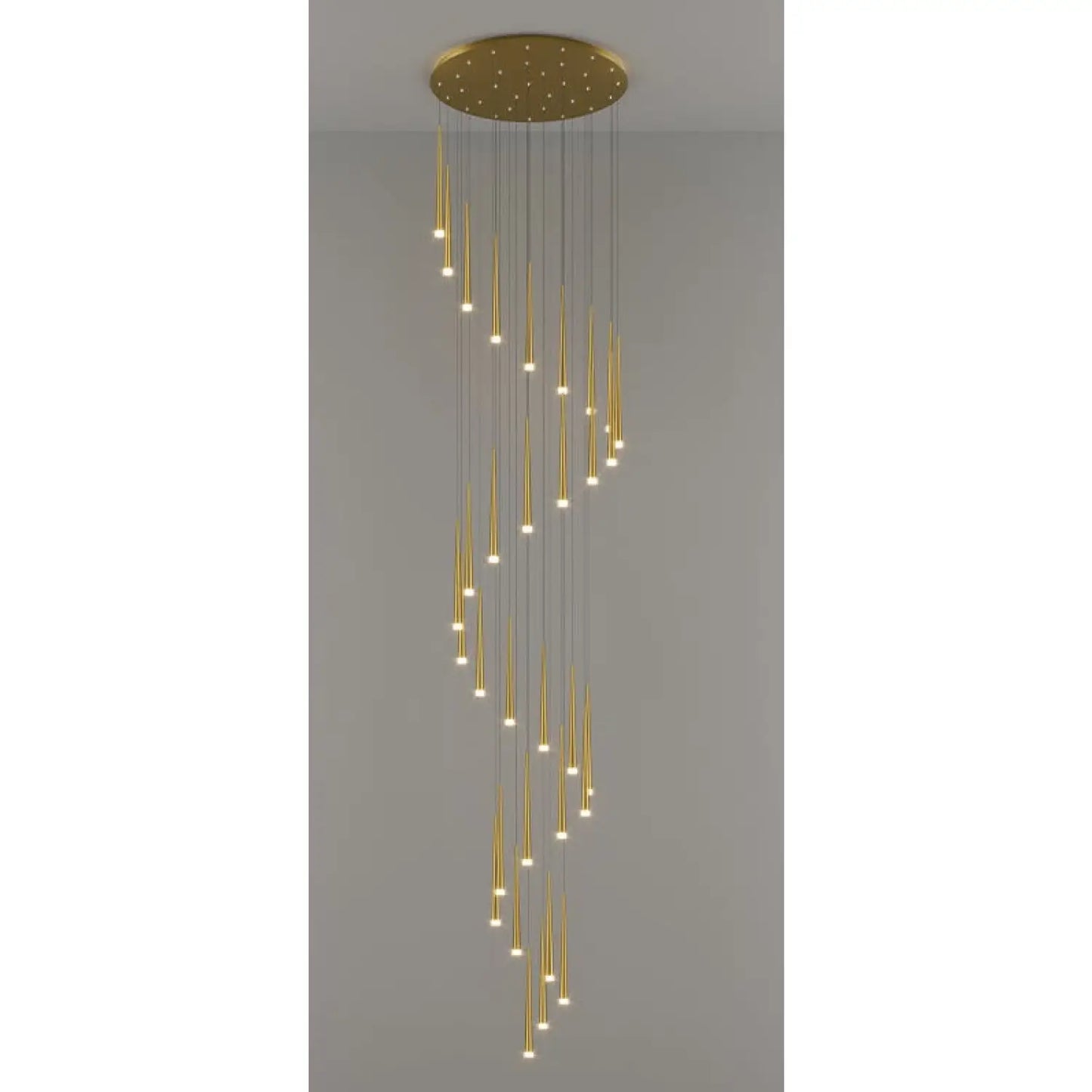 Stilfull och lång ljuskrona för trappa med sammansatt ringdesign