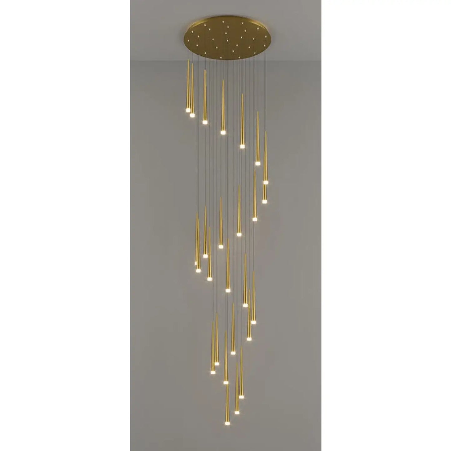 Stilfull och lång ljuskrona för trappa med sammansatt ringdesign