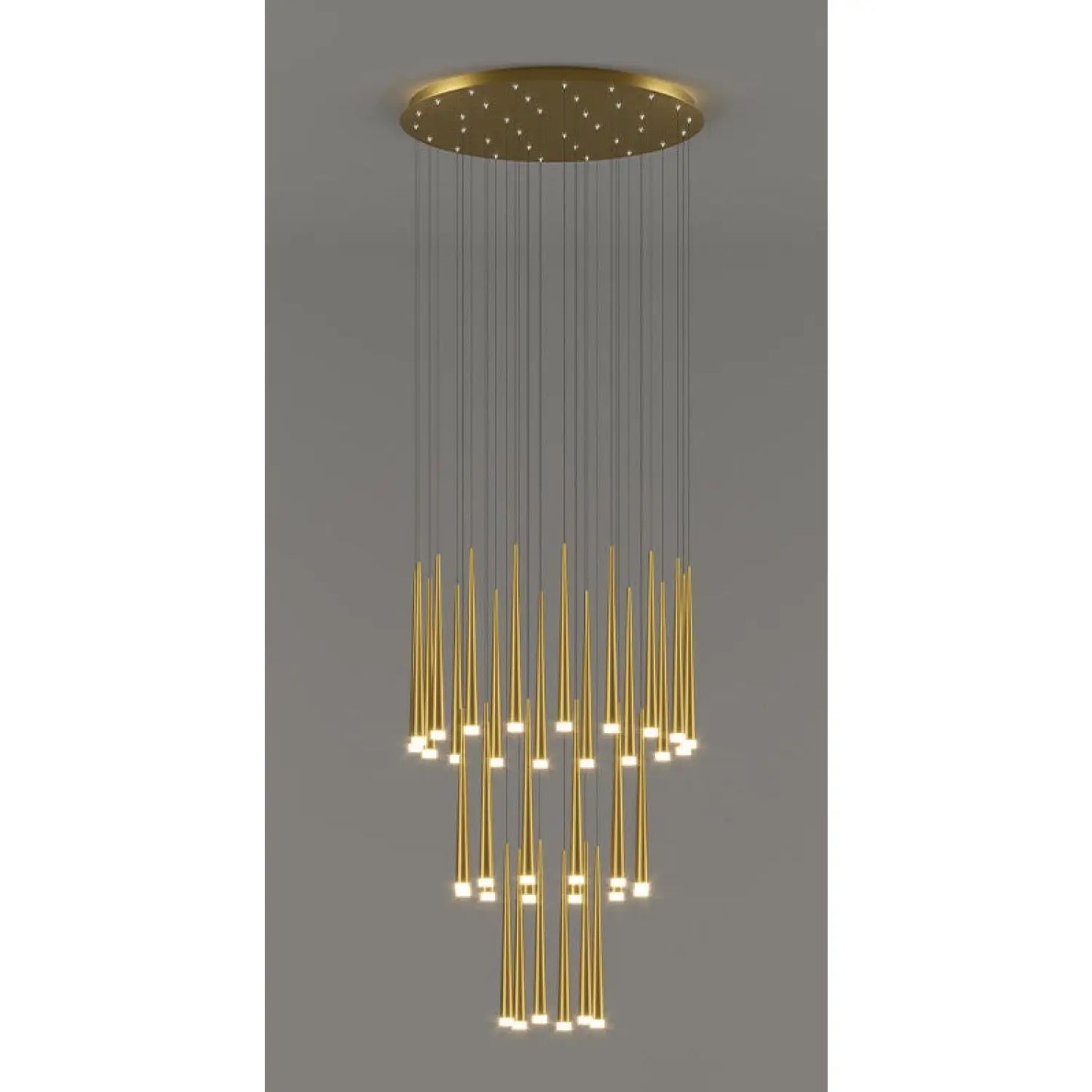 Stilfull och lång ljuskrona för trappa med sammansatt ringdesign
