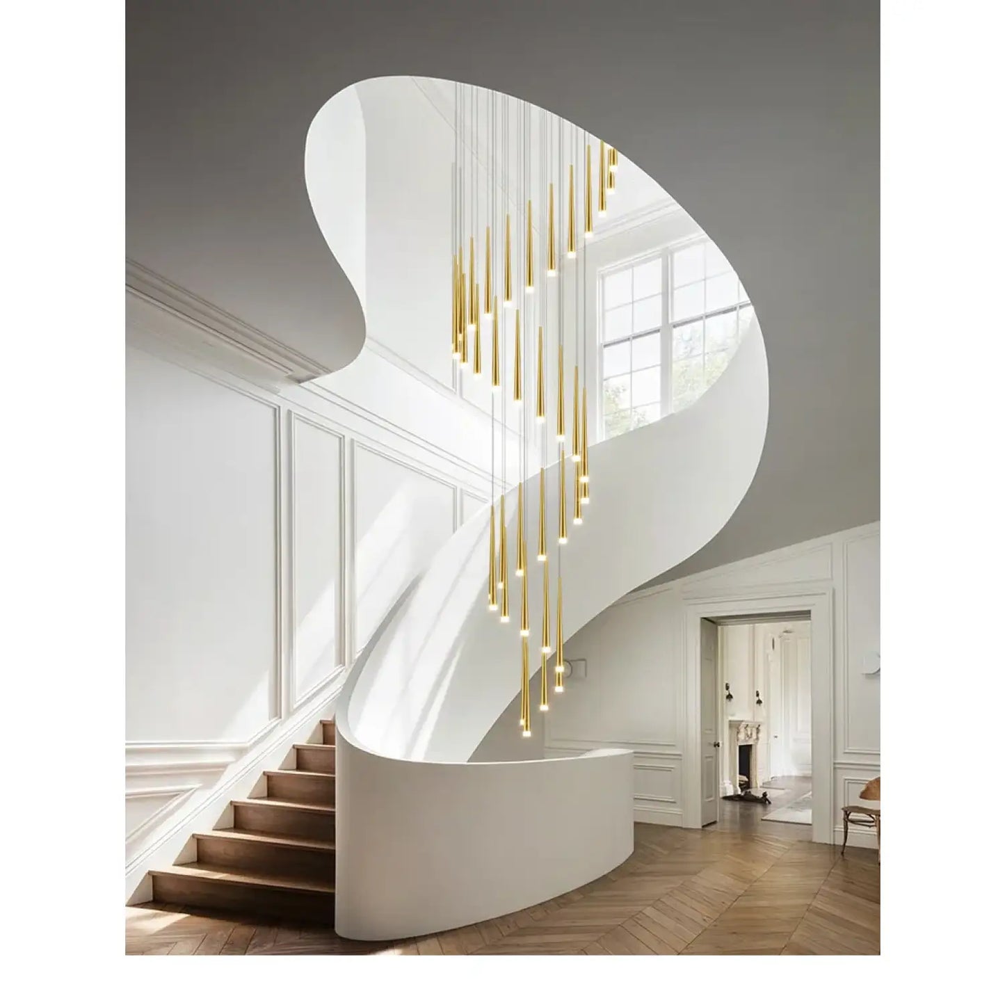 Stilfull och lång ljuskrona för trappa med sammansatt ringdesign