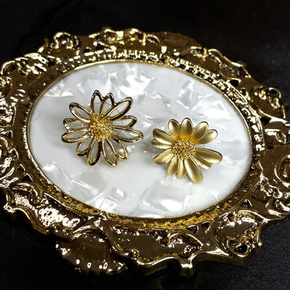 Orecchini a bottone con girasole asimmetrico