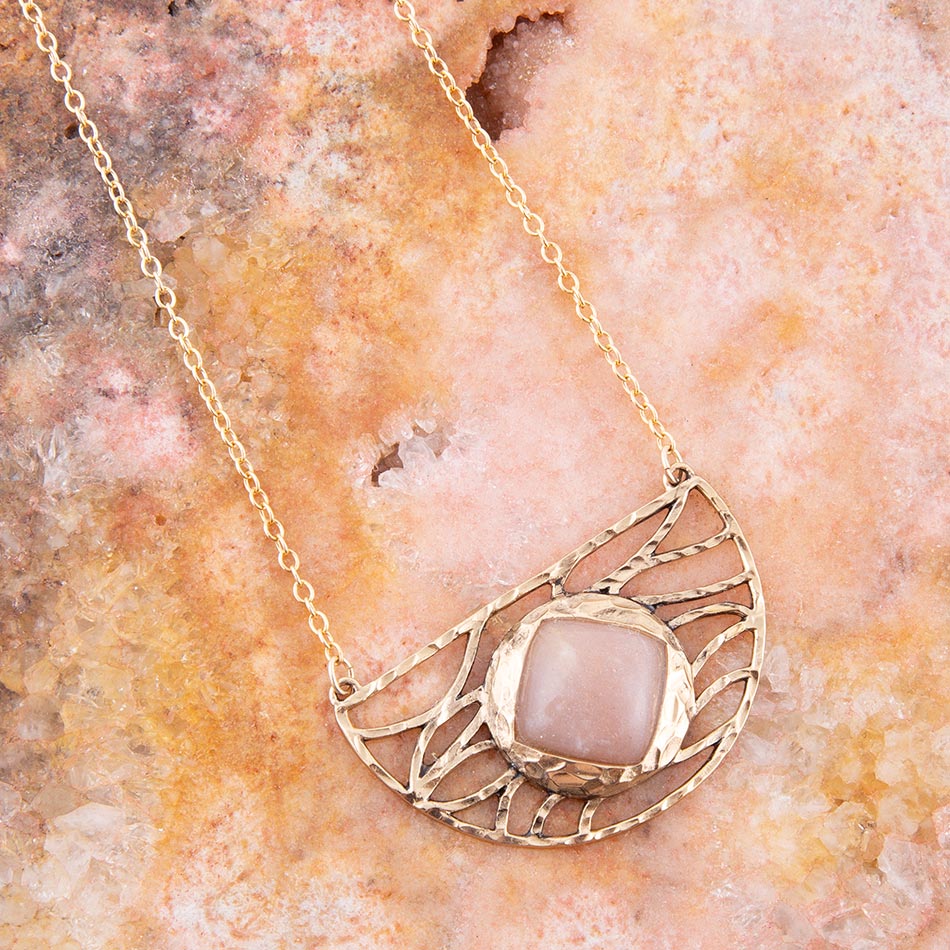 Collana in pietra di luna pesca rosa Terra e bronzo dorato
