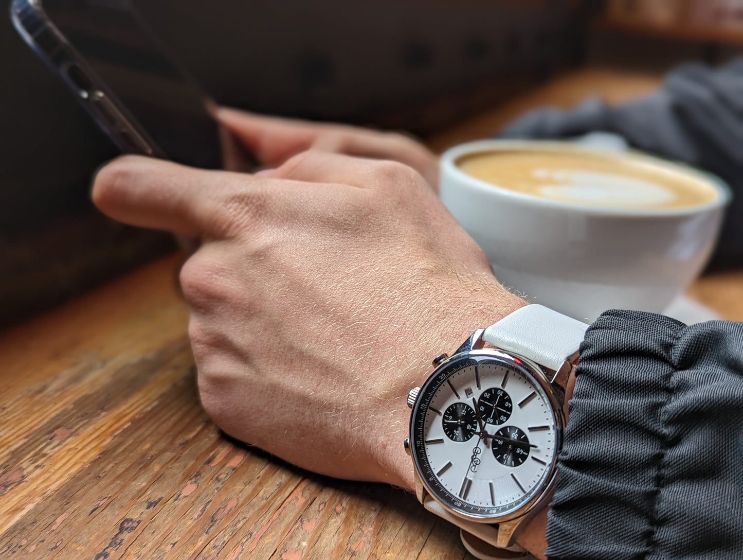 Biały i czarny chronograf