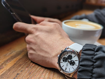 Biały i czarny chronograf