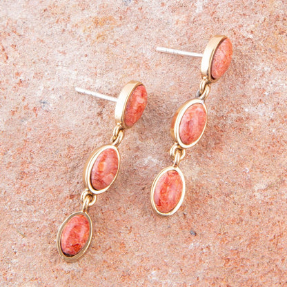 Orecchini a goccia dorata con corallo spugna arancione triplo