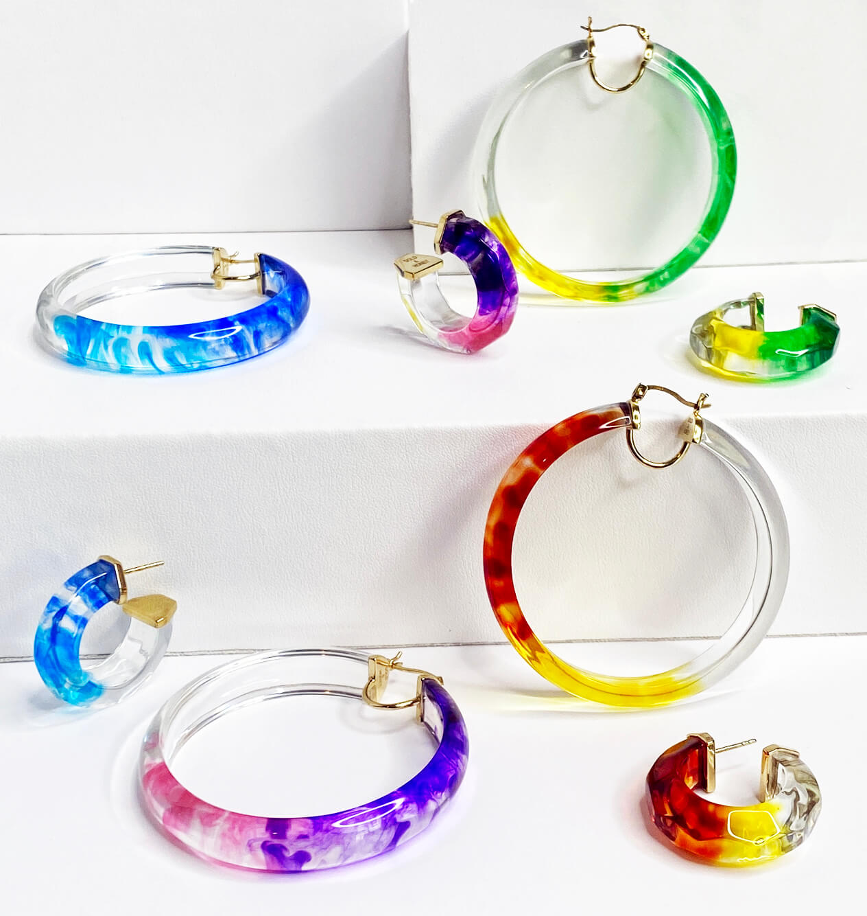 Batik Slip-On Lucite Armreif in Earth