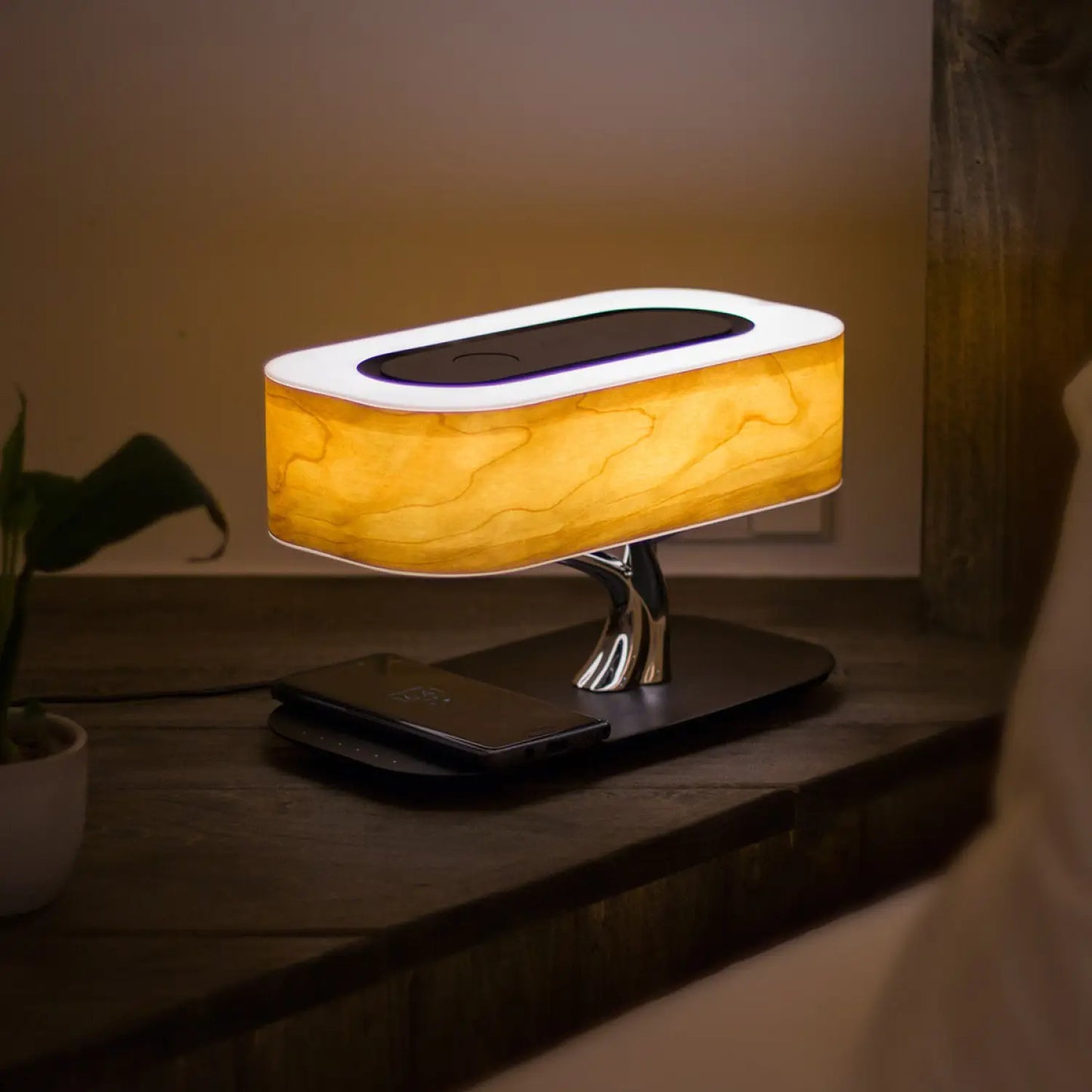 Träd bordslampa - Bluetooth-högtalare & trådlös laddare