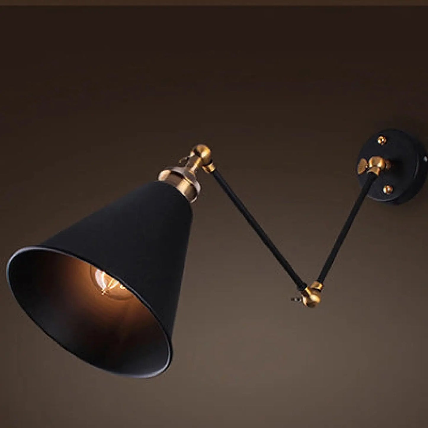 Vintageinspirerad vikbar väggmonterad ljusarmatur design