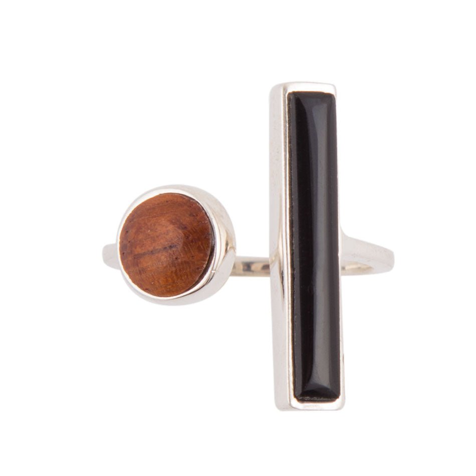 Anello regolabile in argento sterling con legno marrone e onice nero