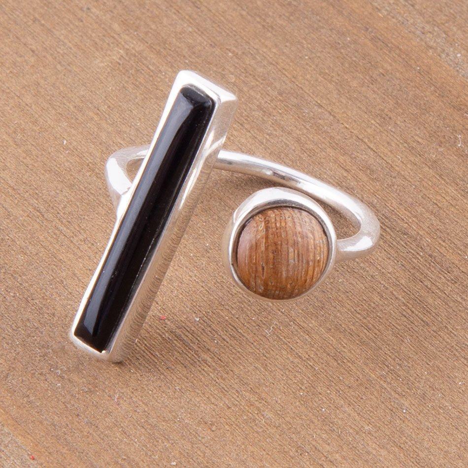 Anello regolabile in argento sterling con legno marrone e onice nero