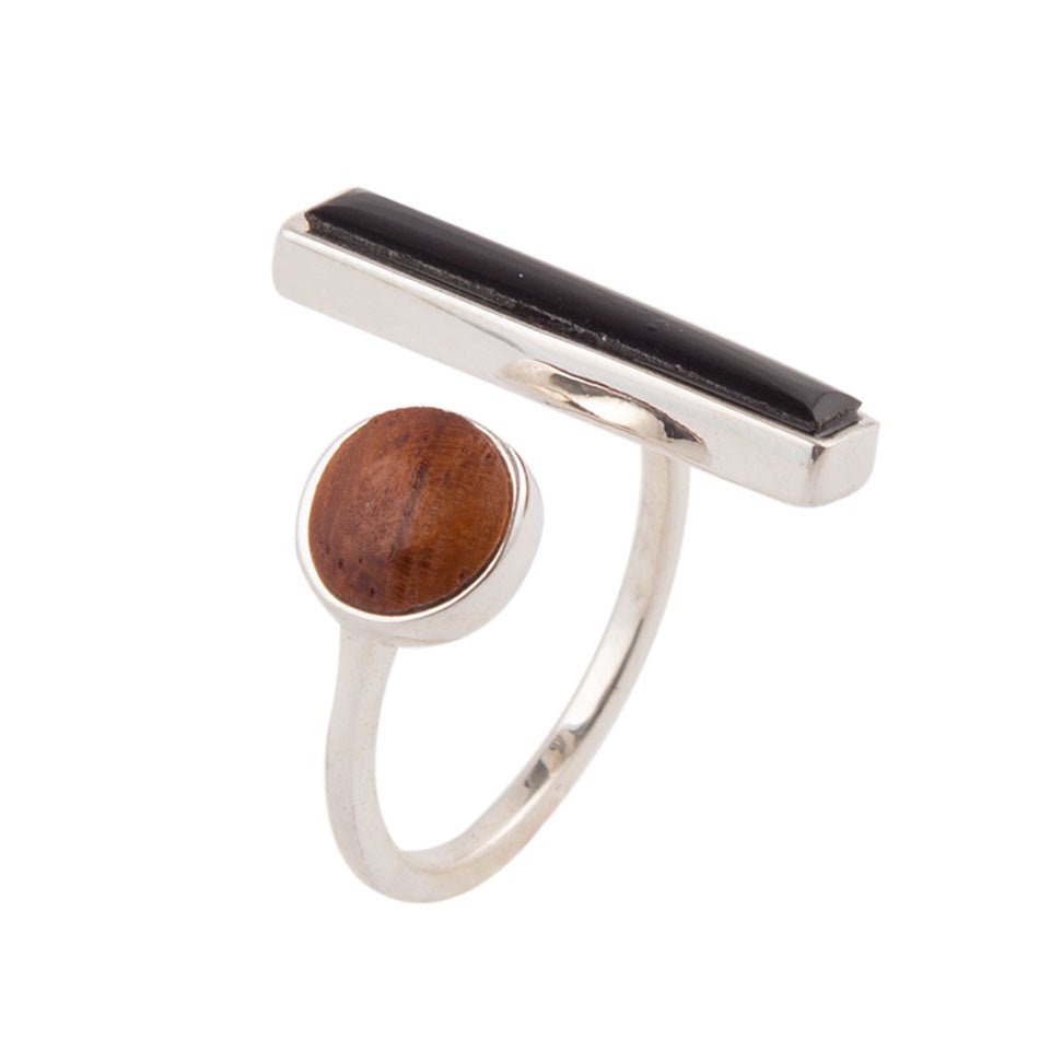 Anello regolabile in argento sterling con legno marrone e onice nero