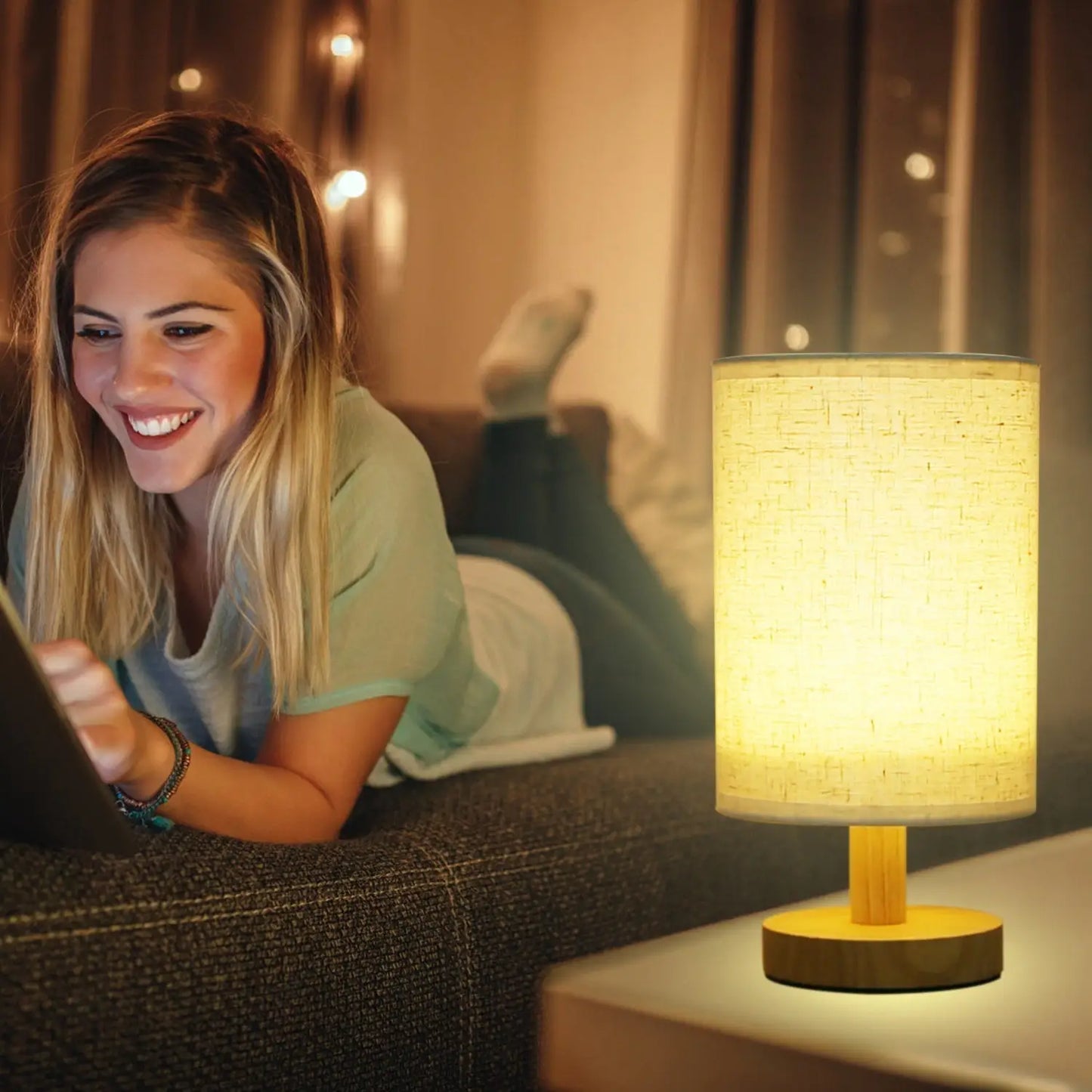 Trä- och vit skrivbordslampa med bambufot och varm 3000K-belysning