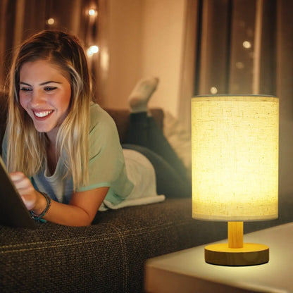 Trä- och vit skrivbordslampa med bambufot och varm 3000K-belysning