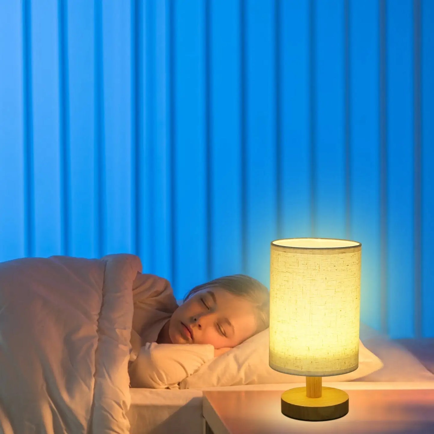 Trä- och vit skrivbordslampa med bambufot och varm 3000K-belysning